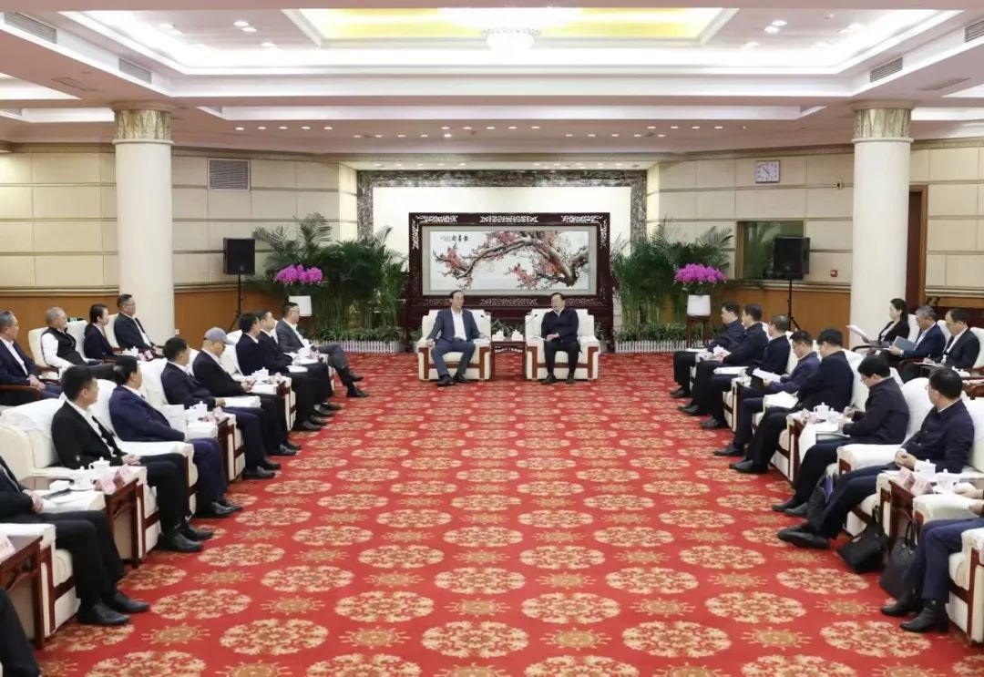 尊凯实业官网集团董事长李军受邀出席华中科技大学第十六届企业家论坛，并发表演讲